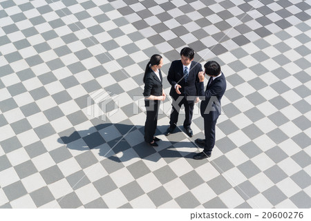 商人和女實業家談話在廣場 商人和女實業家談話在廣場 20600276