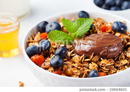 Fresh granola with chocolate hazelnut spread Fresh granola with chocolate hazelnut spread 20604601