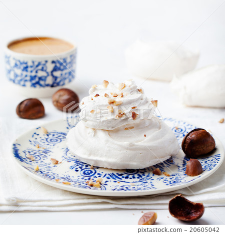 Meringue pavlova cake with chestnut cream  20605042