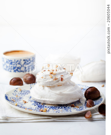 Meringue pavlova cake with chestnut cream  20605044
