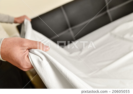 young man making the bed 20605055