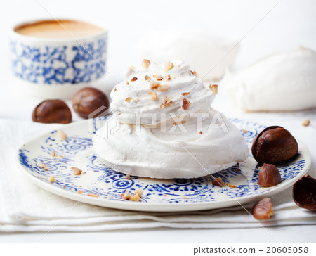 Meringue pavlova cake with chestnut cream  20605058