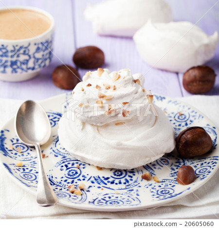 Meringue pavlova cake with chestnut cream  20605060
