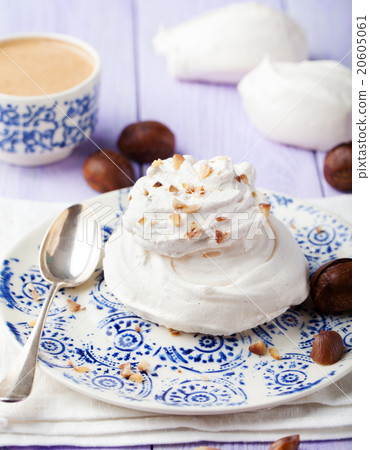 Meringue pavlova cake with chestnut cream  20605061