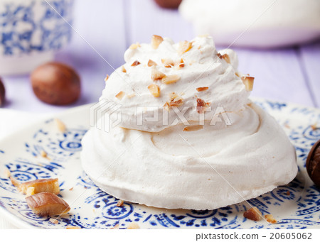Meringue pavlova cake with chestnut cream  20605062