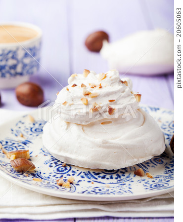Meringue pavlova cake with chestnut cream  20605063
