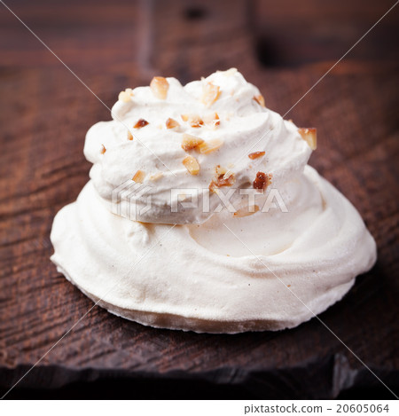 Meringue pavlova cake with chestnut cream  20605064