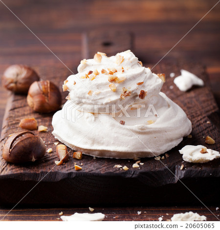 Meringue pavlova cake with chestnut cream  20605065