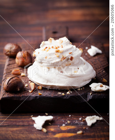 Meringue pavlova cake with chestnut cream  20605066