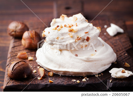 Meringue pavlova cake with chestnut cream  20605067