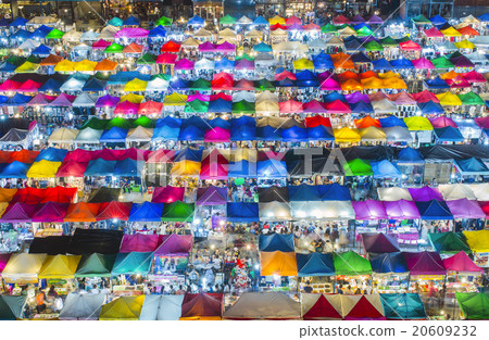 BANGKOK - JUNE 26, 2015: Top view of Night market with many stor BANGKOK - JUNE 26, 2015: Top view of Night market with many stor 20609232