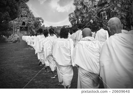 Many unidentified Buddhist nuns in white suit walking for celebr 20609648