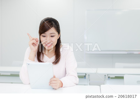 看片劑的婦女，當觀看片劑時 20618017