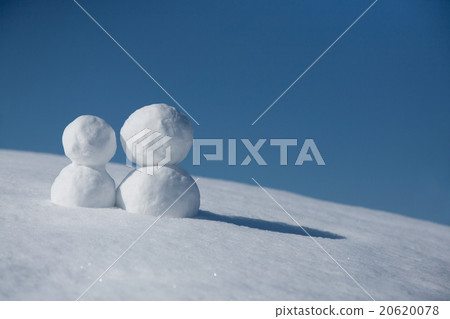 Blue sky and snowman 20620078