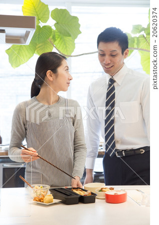 一對夫婦在上班前 20620374