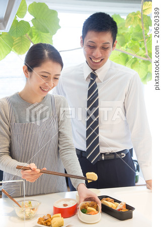 一對夫婦在上班前 20620389