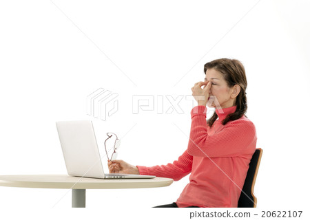 一位資深女性,她的眼睛因個人電腦而疲憊不堪 一位資深女性,她的眼睛因個人電腦而疲憊不堪 20622107