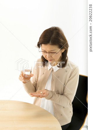 女人喝藥，醫學，醫學，杯，盯著，手掌 20622238