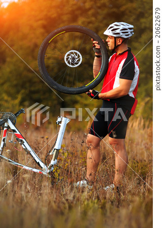 man repairing his mountain bike 20622679