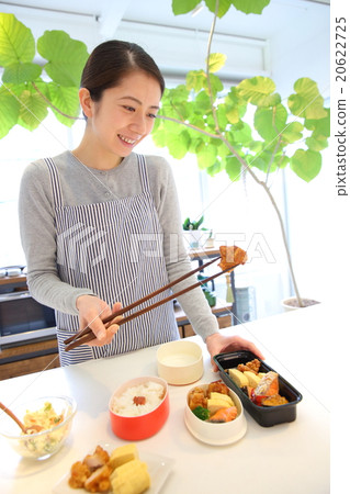 在廚房做午餐盒飯 在廚房做午餐盒飯 20622725
