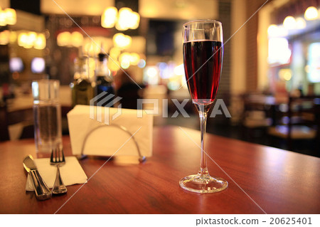 glass of wine in a restaurant 20625401