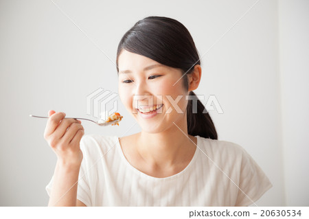Women who eat curry smile Women who eat curry smile 20630534