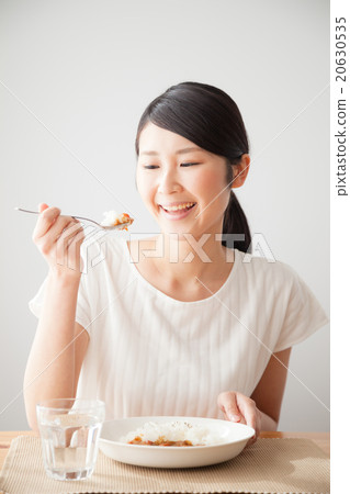 Women who eat curry smile Women who eat curry smile 20630535