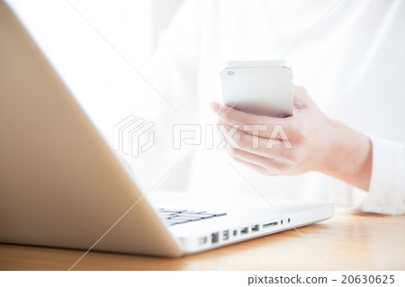 女性筆記本電腦與手機 20630625