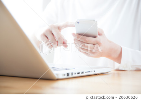 女性筆記本電腦與手機 20630626