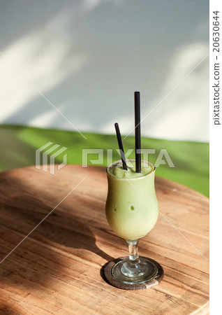 Avocado smoothie  20630644