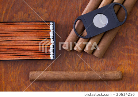 Different cigars on the decorative wooden desk 20634256