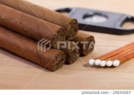 Different cigars on wooden desk Different cigars on wooden desk 20634267