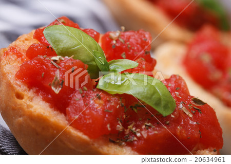 Toast with tomato and basil macro 20634961