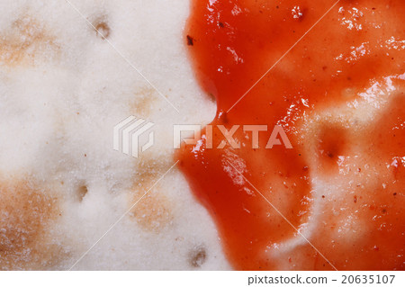 Tomato sauce on pizza base. Cooking. Macro. 20635107