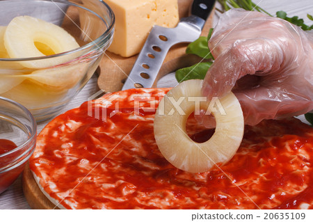 Cooking pizza with pineapple 20635109