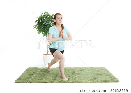 A middle woman who enjoys muscle training with a diet 20638519