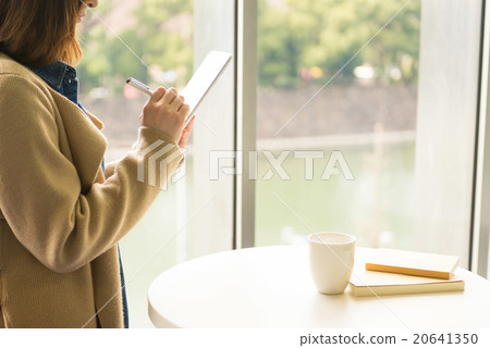 二十幾歲的女性用平板電腦 20641350