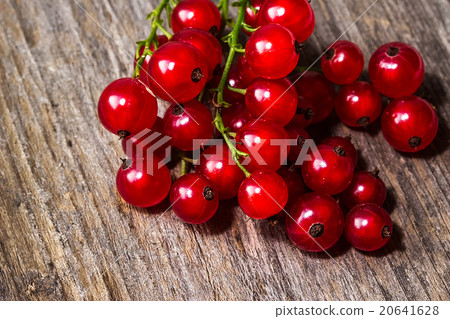 Red currants on a wooden table 20641628
