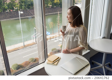 二十多歲的女人站在桌子前面 20641762