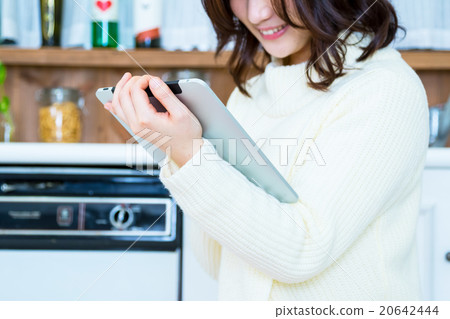 女人的手在廚房裡操作平板電腦白色廚房廚房烹飪食譜搜索菜單搜索 20642444