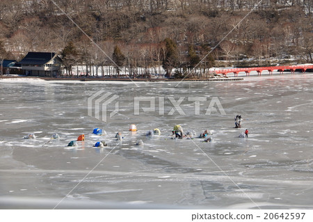 在Akagi Onuma（Akagi-yama，Gumma Prefecture）釣魚的人 20642597