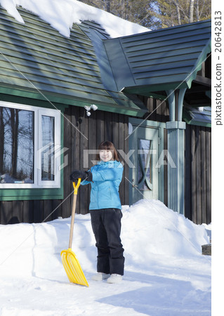 A woman snowing away 20642813