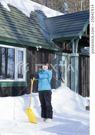 A woman snowing away 20642814