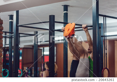 Man doing exercises on the horizontal bar 20643261