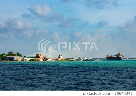maldives rubbish island garbage in flames 20644342