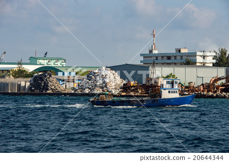 maldives rubbish island garbage in flames 20644344