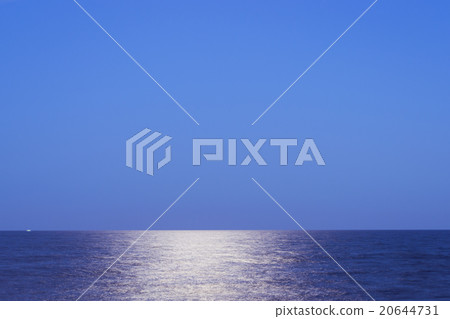Moonlight reflects from the sea surface Moonlight reflects from the sea surface 20644731