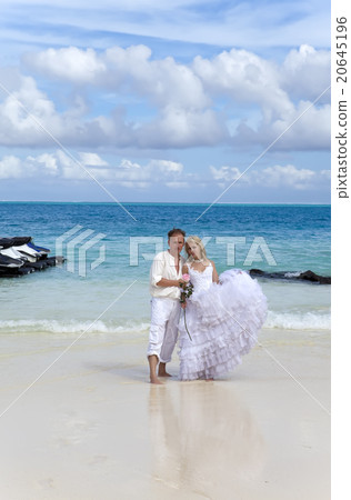 groom and the bride on the tropical beach. 20645196