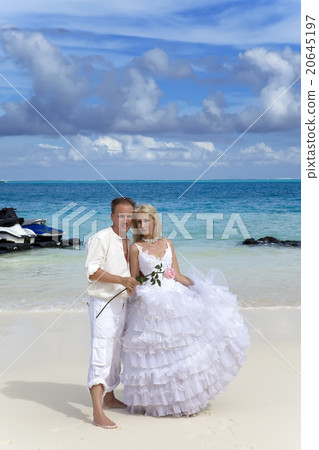 groom and the bride on the tropical beach. 20645197