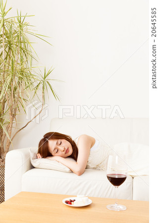 睡在醉酒的沙發上的女人 20645585